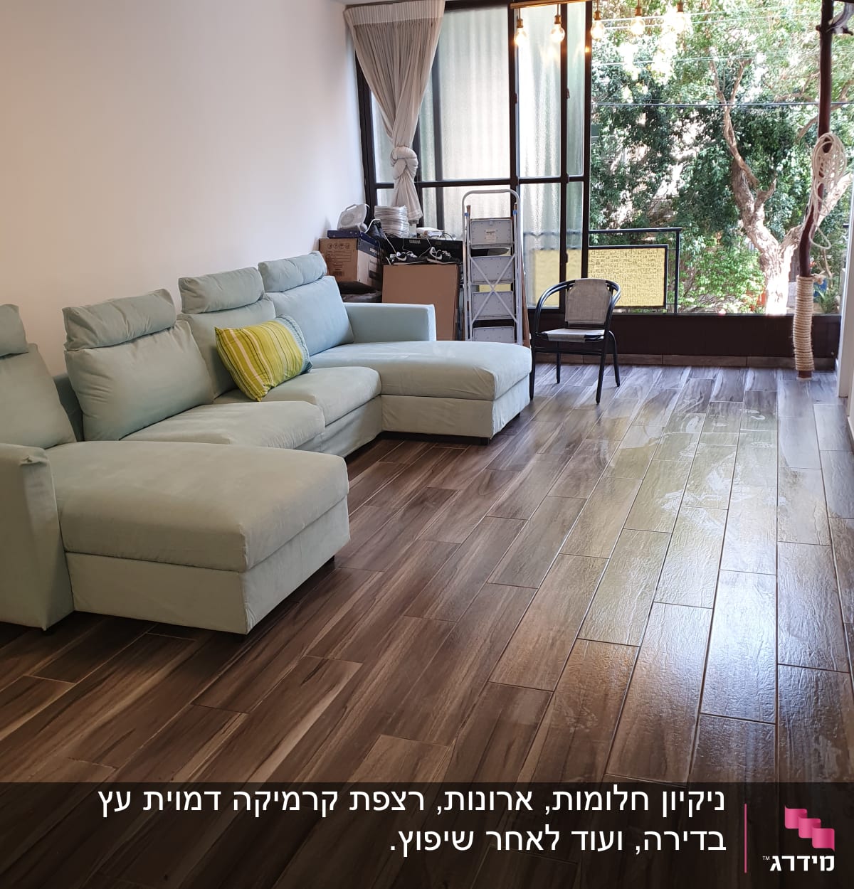 רצפה מבריקה עם סימני ניקוי, סולם מתקפל